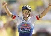 El belga Remco Evenepoel (Red Bull - Bora - Hansgrohe) celebra su victoria mientras cruza la línea de meta en la etapa 15.