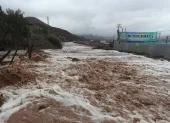 Fotografía que muestra una calle afectada por el desborde de la quebrada Los Loros este lunes, en Puente Zorrilla en La Serena (Chile).