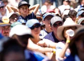 Aficionados franceses reaccionan mientras siguen el partido de semifinales del Mundial 2026 entre Francia y España.