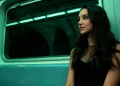 Norwood apareció por primera vez en mayo de 2025 en redes sociales como una joven actriz británica.