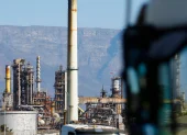 Imagen de archivo de la refinería de Chevron en Ciudad del Cabo, Sudáfrica, con la cordillera al fondo.