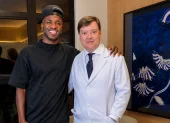 El dermatólogo Alessandro Alarcão posa junto a Vinícius Jr. tras el procedimiento de armonización facial realizado en Brasil.