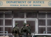 Policía custodiando a las afueras del Centro Metropolitano de Detención donde se encuentran recluidos el depuesto líder de Venezuela, Nicolás Maduro, y su esposa en Brooklyn, Nueva York (EE.UU.).