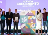 El presidente Daniel Noboa, la ministra de Economía y Finanzas, Sariha Moya, y el presidente del BID, Ilan Goldfajn, durante la presentación de la Agenda de Crecimiento Ecuador 2040 en el Palacio de Carondelet, el 21 de julio de 2026.