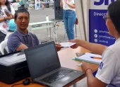 Una persona recibe asesoramiento de técnicos del SRI.