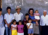 Familiares en Ecuador, país donde los hallazgos sobre el síndrome de Laron no fueron atendidos.