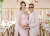 Marc Anthony y Nadia Ferreira en el baby shower celebrado antes del nacimiento de su hija Myla.