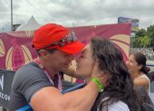 David Ruals encontró inspiración en su padre fallecido y en su esposa, que lo esperaba tras cruzar la meta
