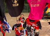 Puesto callejero exhibe camisetas con mensajes políticos en Managua, mientras el oficialismo impulsa reformas que limitan la participación de la oposición