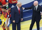 El presidente de la FIFA, Gianni Infantino (derecha), y el presidente de Estados Unidos, Donald Trump (centro), permanecen en el podio mientras los jugadores españoles celebran con el trofeo de la Copa Mundial tras la final del Mundial de la FIFA 2026 entre España y Argentina, en Nueva Jersey, Estados Unidos, el 19 de julio de 2026. (España)