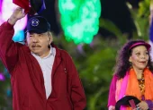 El presidente de Nicaragua, Daniel Ortega, saludando junto a su esposa y copresidenta, Rosario Murillo, durante un acto para conmemorar el 47.º aniversario de la Revolución Nicaragüense en Managua, el 19 de julio de 2026.