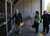 El coordinador de la Comisión Nacional Anticorrupción, Germán Rodas, ingresó junto a otros integrantes de la organización a la sede de la Fiscalía, en Quito.