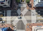 El primer cruce peatonal diagonal, conocido como Shibuya o "a la japonesa", se implementó en el centro de Guayaquil.