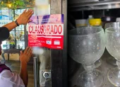Un funcionario de Arcsa colocó el sello de clausura al restaurante en Urdesa.
