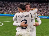 Federico Valverde celebra junto a Dani Carvajal durante un partido oficial con el Real Madrid.