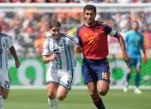 Se observa a Rodri Hernández (d), de España, al disputar el balón con Julián Álvarez, de Argentina en el partido de la final del Mundial de 2026.