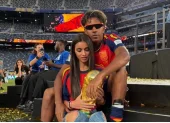 Lamine Yamal junto a Inés García, su novia, tras la victoria de España en la final del Mundial 2026.