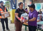 Familias afectadas por las lluvias permanecen en un albergue temporal mientras reciben asistencia humanitaria.
