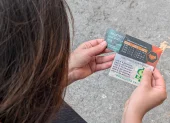 Tarjetas de préstamo informal. Siete de cada 10 ecuatorianos no acceden a la banca y van al 'chulco', donde pagan intereses de hasta 100% mensual.