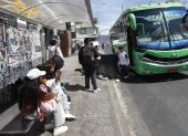 Situación. La escasa frecuencia de buses obliga a cientos de pasajeros a esperar varias unidades antes de encontrar espacio para viajar hacia Quito.