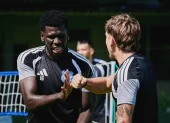 Máquina Quintero saluda a Luca Klimowicz durante un entrenamiento de Emelec.