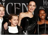 Angelina Jolie junto a tres de sus hijos, Vivienne a su derecha.