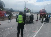 El accidente de tránsito en la Ruta Viva involucró a un camión, el cual se volcó cuando circulaba en sentido Quito - valle.