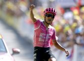 Richard Carapaz celebra su victoria en el Tour de Francia 2026.