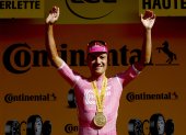 Richard Carapaz celebra su victoria en la etapa 18 del Tour de Francia 2026.