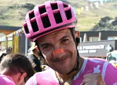 Richard Carapaz celebra su victoria tras conquistar la etapa 18 del Tour de Francia 2026 con el EF Education-EasyPost, en una brillante exhibición en la alta montaña.