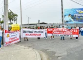Moradores de la avenida Cacique Tomalá protestaron antes de la inauguración del inicio de las obras del Quinto Puente.