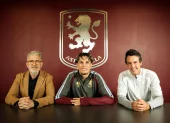 Alejandro Garnacho posa junto a integrantes de la directiva del Aston Villa durante su presentación oficial como nuevo refuerzo del club inglés.