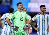 El Dibu Martínez (i), guardameta de Argentina, se mostró triste por perder en la final del Mundial 2026