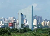 Fotografía de archivo del 19 de noviembre de 2024 que muestra el monumento Aleta del Tiburón en Barranquilla (Colombia).