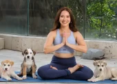 Doménica da clases de yoga, trabaja atendiendo a caballos y actúa en contenido comercial para marcas en redes sociales, entre otras actividades.