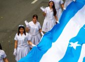 Las delegaciones avanzaron entre música, coreografías y bengalas de humo celeste y blanco, colores representativos de Guayaquil.