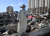 Un sacerdote permanece de pie sobre los escombros de un edificio destruido por los terremotos del 24 de junio en Caraballeda, Venezuela, el 17 de julio de 2026.
