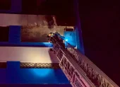Personal bomberil atendió la emergencia en el centro de Guayaquil.