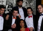 Ricardo Velasteguí acompañado por Santiago Carpio, Noralma Reeves, Guille Boschetti, Luis Fernando García y David Castro, actores que han formado parte de distintas etapas del proyecto.