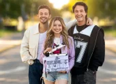 Karol Sevilla, Ruggero Pasquarelli y Michael Ronda durante el rodaje de la nueva temporada de Soy Luna, que se estrena en Disney+ el 24 de julio de 2026.