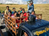 Esta fotografía, tomada el 23 de junio de 2026, muestra a los aldeanos viajando en un camión por una carretera en la aldea de Tanggedu, en Sumba Oriental.