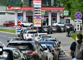 El 30 de junio de 2026, varias personas hacen cola para repostar sus coches en una gasolinera Lukoil de Moscú.