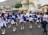 La ciudadanía disfrutó de la participación de las bastoneras del colegio 28 de Mayo.