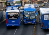 La imprudente maniobra ocurrió en las avenidas América y Mariana de Jesús y quedó registrada en un video difundido en redes sociales.
