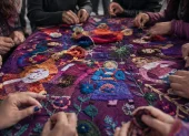El bordado colectivo ha trascendido el ámbito doméstico para convertirse en una herramienta de memoria, denuncia y resistencia impulsada por mujeres y organizaciones sociales en América Latina.