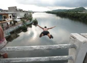 Lanzarse desde el puente al estero es una tradición que se mantiene en zonas del suroeste, evocando los antiguos baños del Salado.