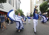 Bailes típicos formaron parte del desfile que se realizó este 25 de julio en el bulevar 9 de Octubre.