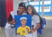 Camila Cotera entrega al mundialista ecuatoriano el retrato que pintó durante tres días.
