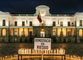 Imagen simbólica de democracia en riesgo, con una fachada del Palacio de Carondelet, en Quito.