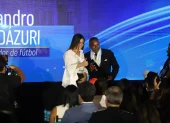 La alcaldesa subrogante de Guayaquil, Tatiana Coronel, entregó la presea cívica a Lizandro Landázuri, entrenador de fútbol.
